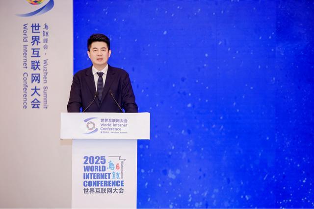 乌镇峰会|360胡振泉发布《大模型安全白皮书》,构筑全链路AI安全防护网