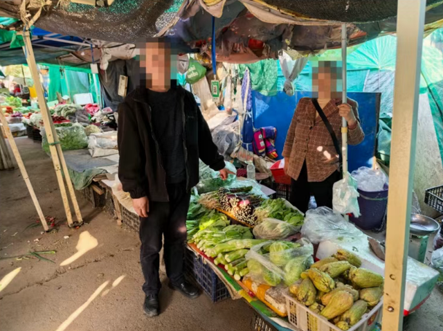 男子花200元购26张50元面额假币买菜被抓,被批评教育并罚款400元